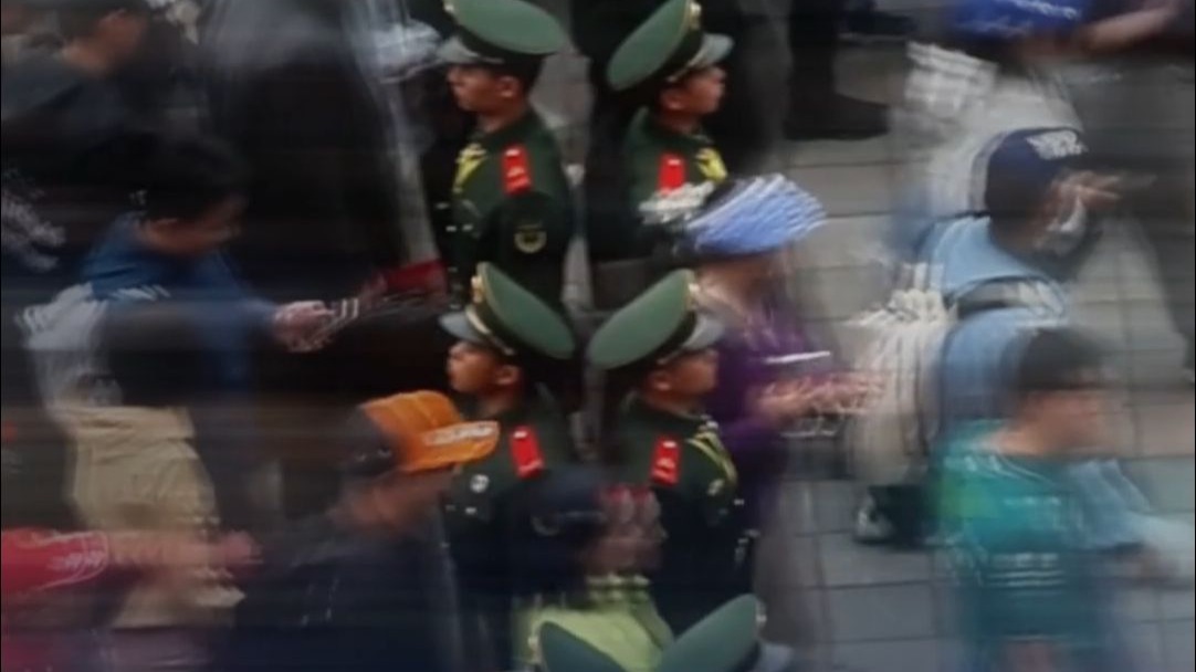 F1中国大奖赛现场 武警战士站成“人体闸机”维护现场秩序 守护民众安全