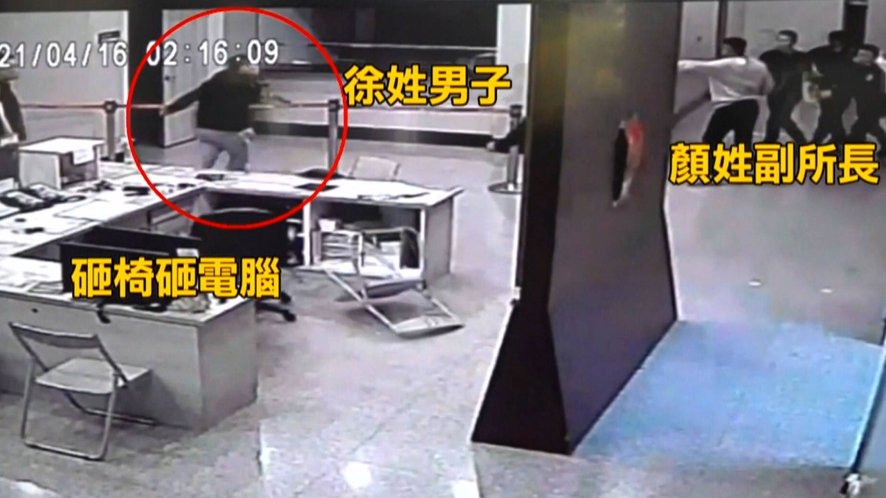 没眼看！台湾10名黑衣人打砸警察局，竟赔钱和解了事