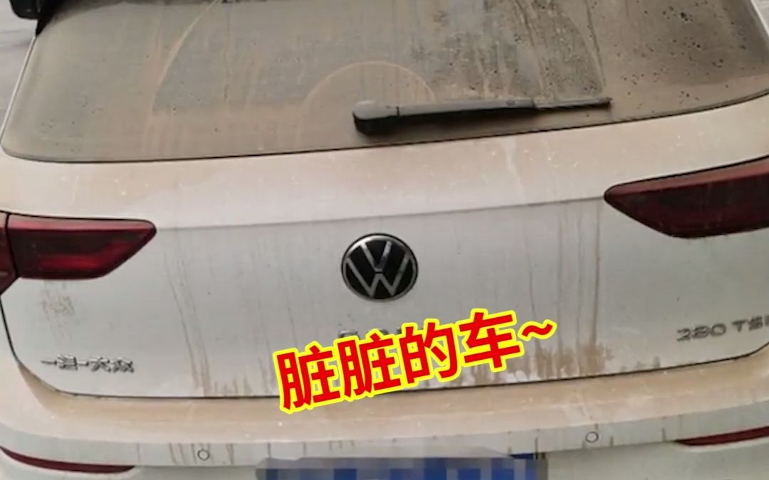 女子车停在路边，环卫大爷看车太脏顺手给洗了！网友：可爱又暖心的大爷！