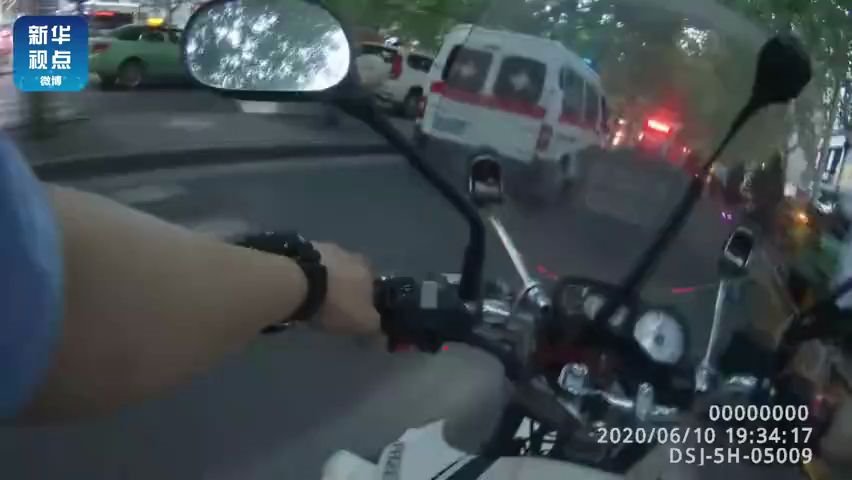 当心！这家伙看着是“救护车” 实际上是……