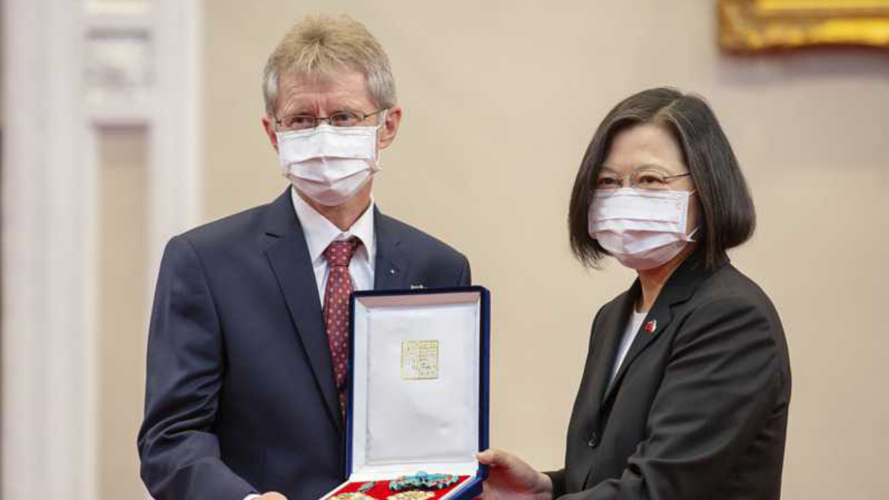 中国主权不容挑战和侵犯！捷克参议长执意“访台”后“代价”来了