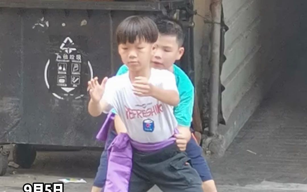 广东街头两少年练习舞狮，传承文化，为梦而舞！网友：现实版“雄狮少年”上演。