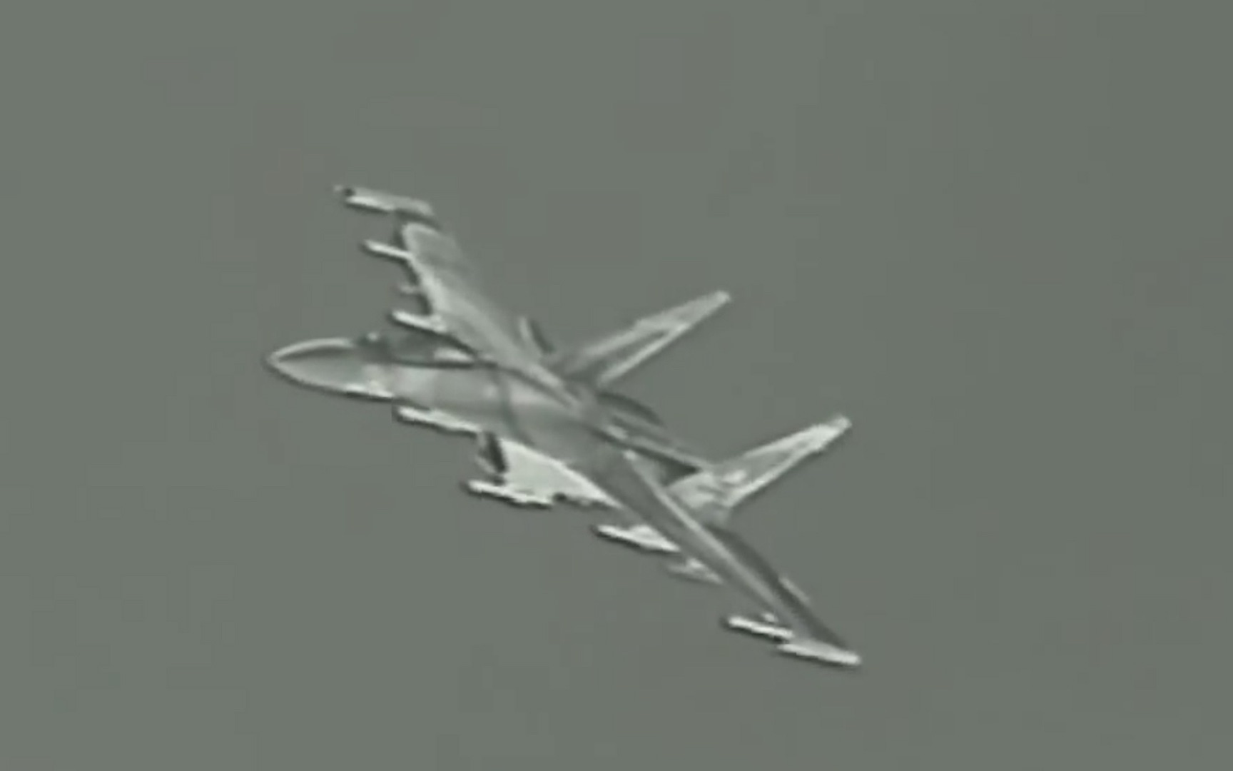 解密镜头曝光！美军F-16与俄军Su-35在叙利亚上空近距离较劲