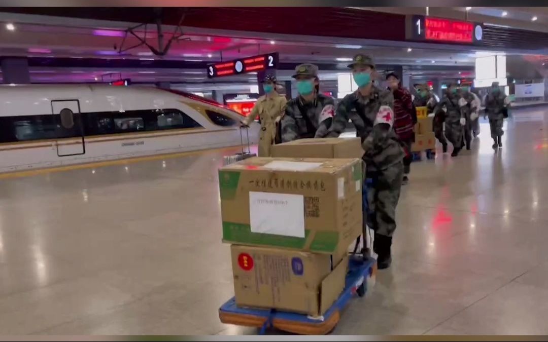 人民子弟兵空陆集结 自备干粮开启上海防疫保卫战