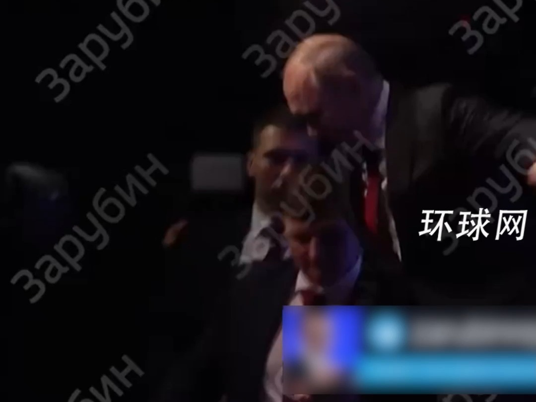 72岁普京纵身一跃，在活动中轻快从台上跳下，工作人员神情紧绷