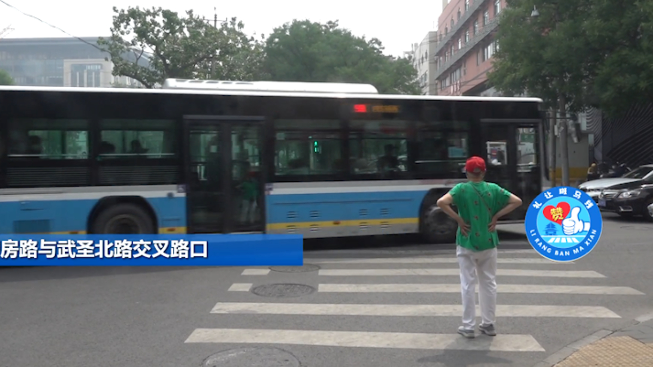 右转弯机动车连成串！阻碍老人过马路，直到信号灯变红……