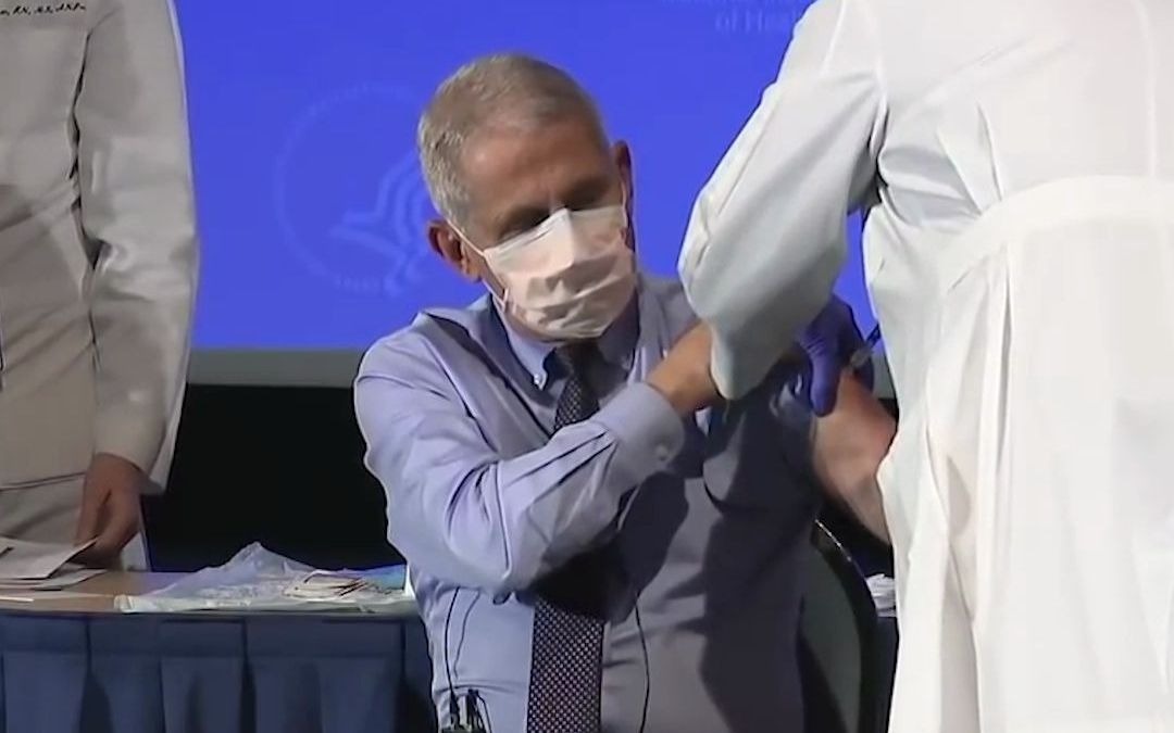 福奇公开接种新冠疫苗，鼓励每一个有机会的人去接种