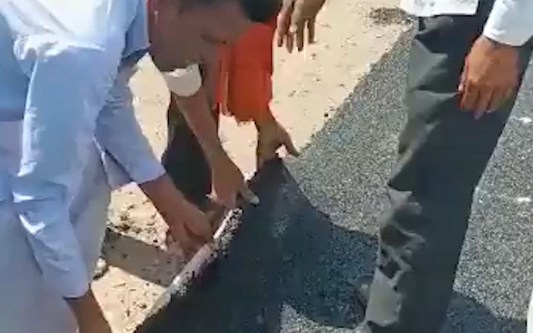 印度村民曝光当地劣质道路工程 当地官员：这是“新技术”