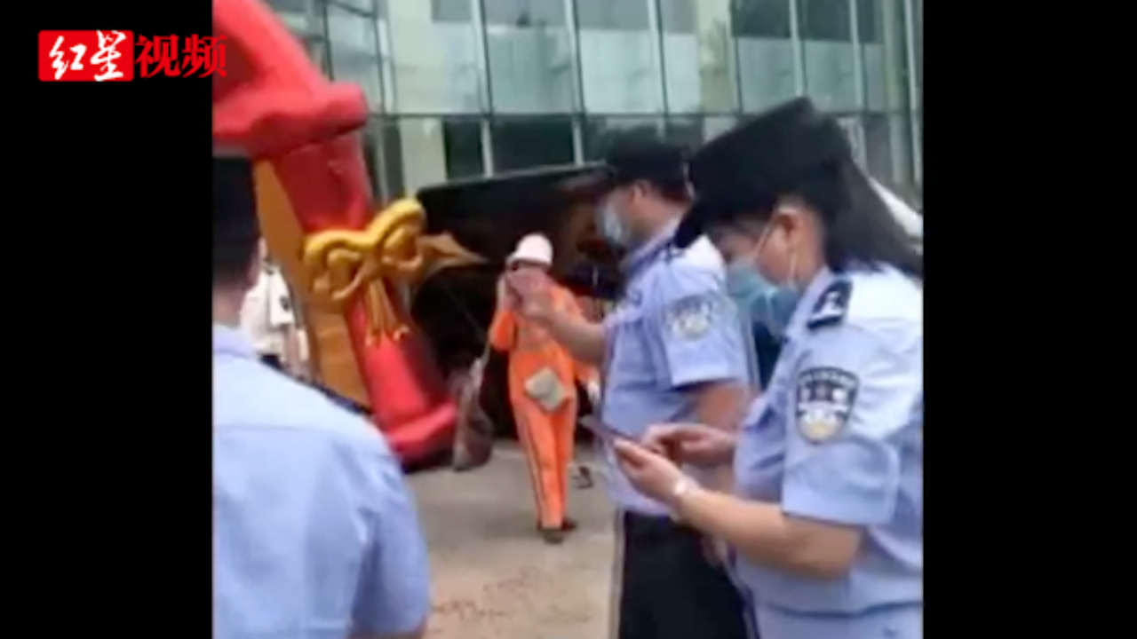 高考开考10分钟后，男子放鞭炮被拘