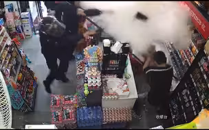 男子持剪刀超市内与人对峙 警方持钢叉盾牌灭火器冲入瞬间拿下