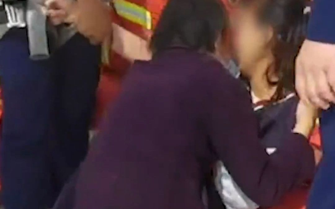 暖心！消防员情急之下抓马尾辫救人 救援成功后摸头安慰