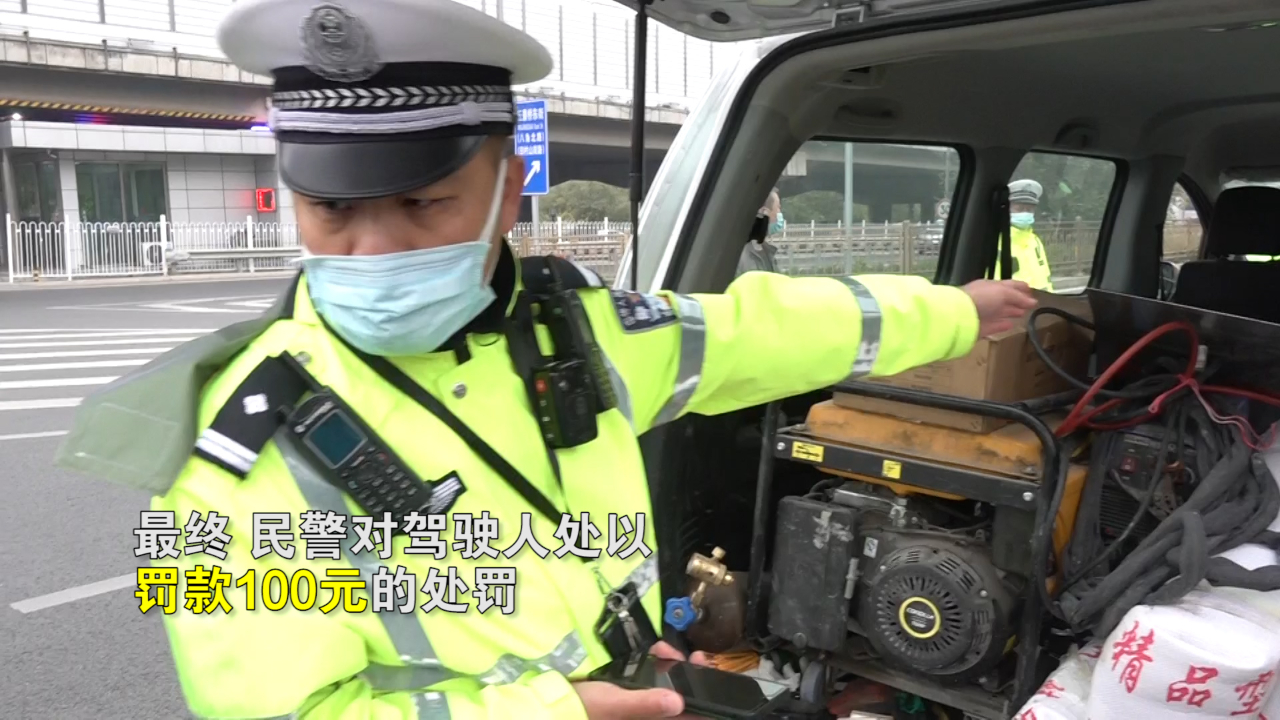 客车人货混载 司机：就装了一个门