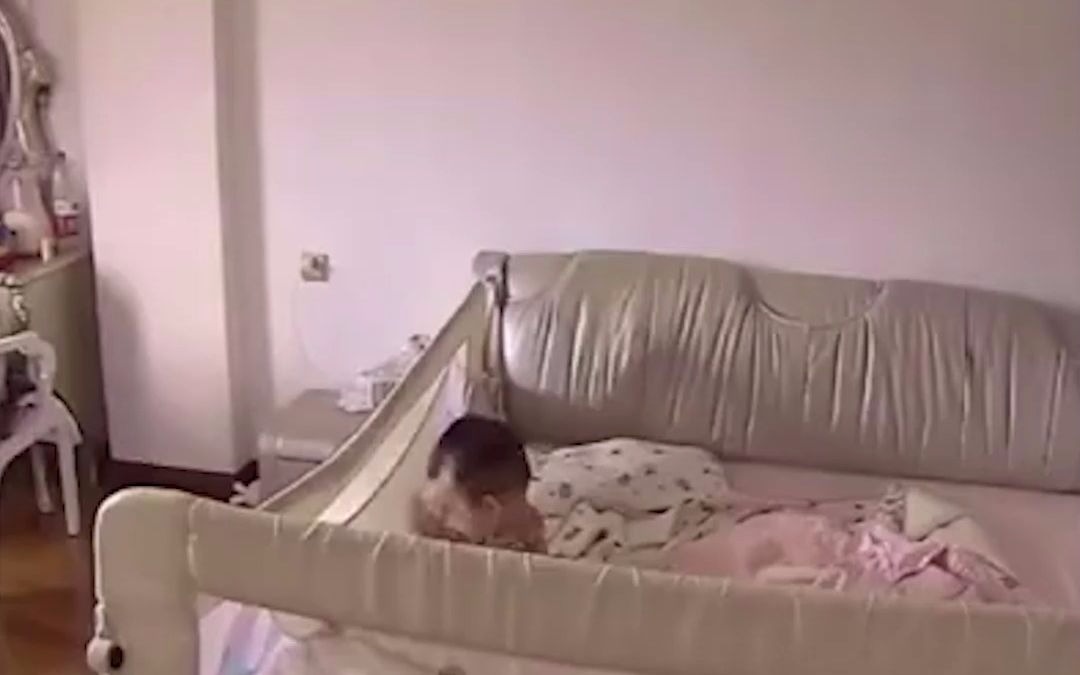 宝宝在围挡旁玩耍 一不小心扑空 宝宝360度摔了下去！妈妈紧忙上前抱住心疼不已！