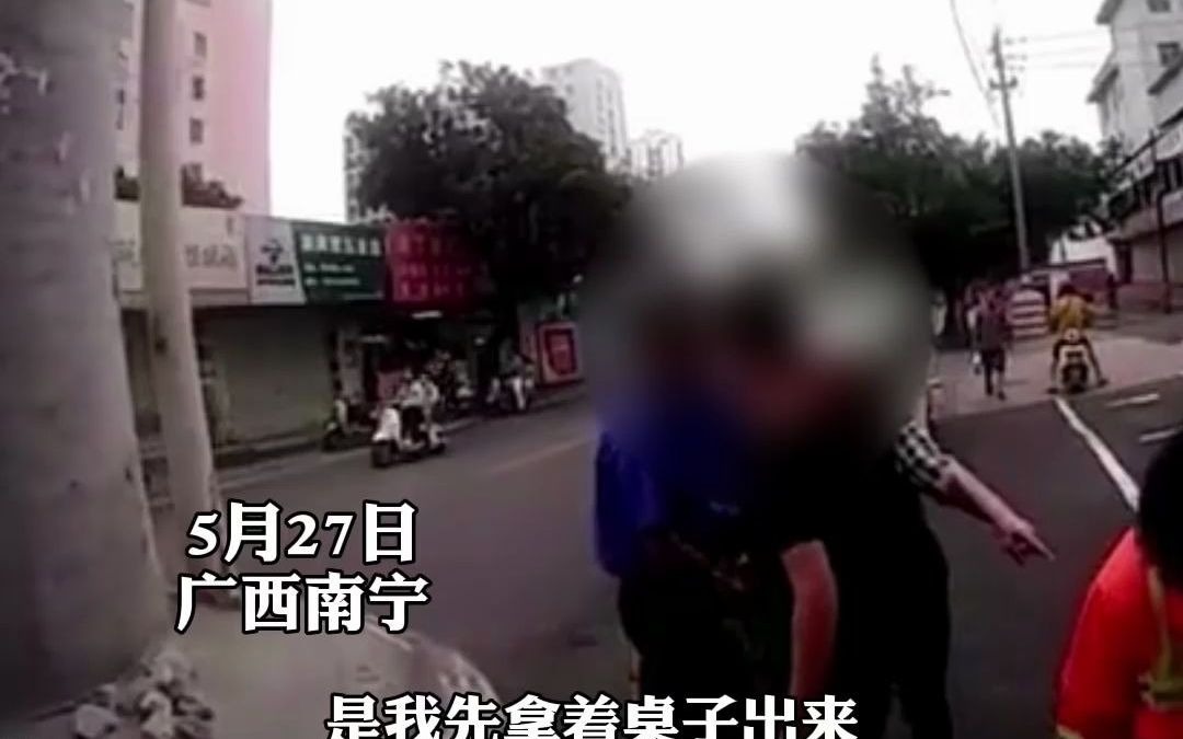 广西一占道摆卖摊贩暴力阻扰城管执法，摊贩冲上前掐住城管脖子不放！