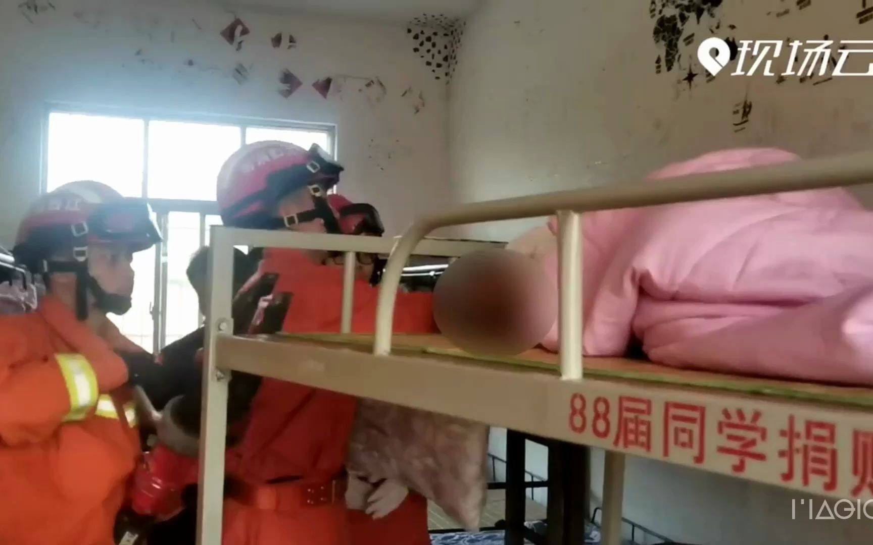 “睡着睡着发现头不对劲”！学生头被卡进宿舍铁床护栏