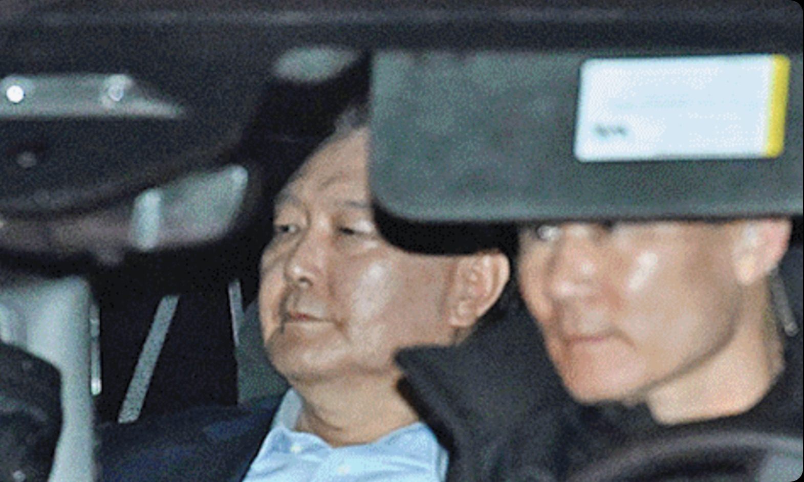 现场！首日调查结束，尹锡悦被移送至首尔拘留所 乘车时表情严肃