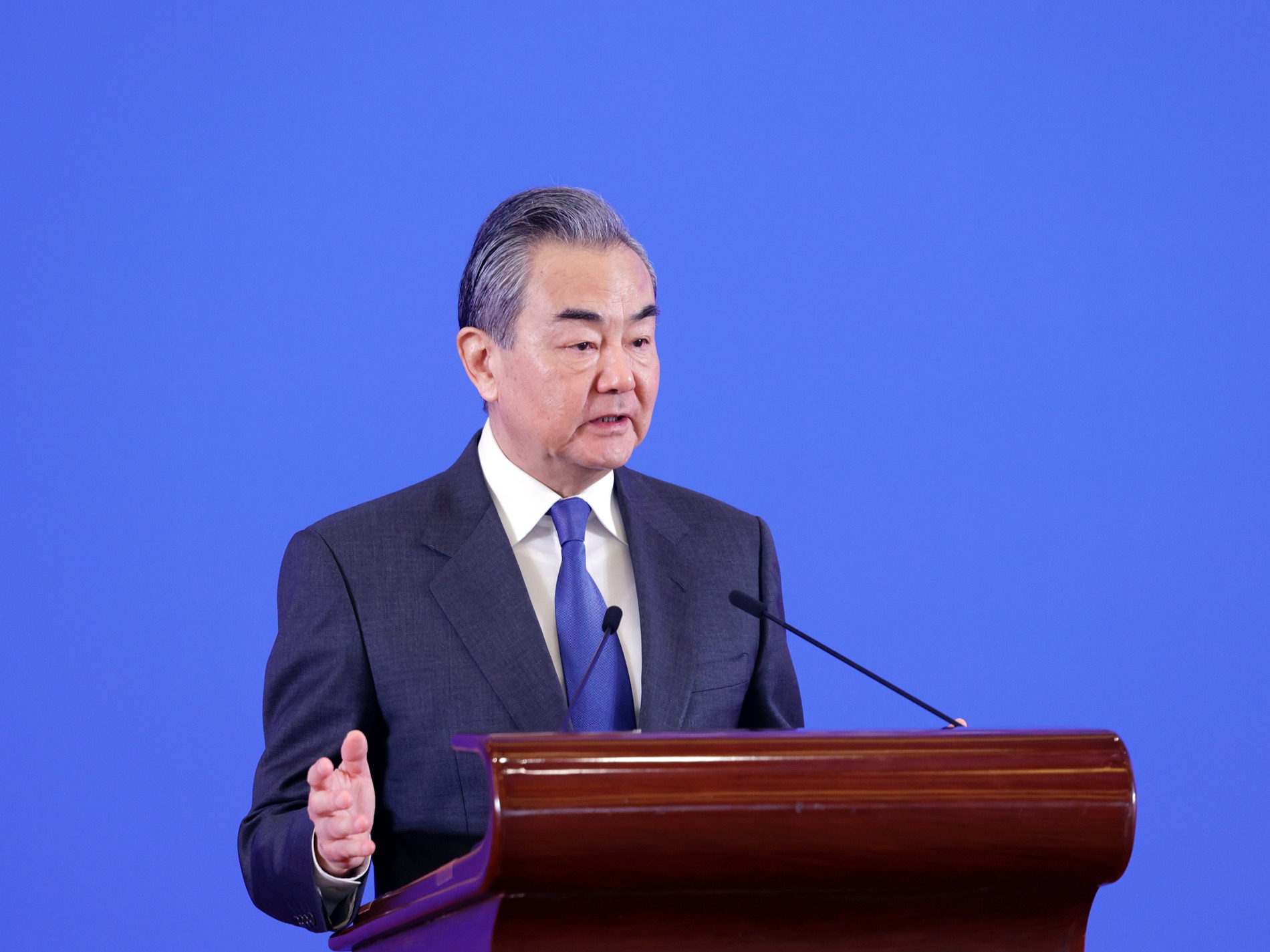 王毅谈中国外交的六个坚定选择