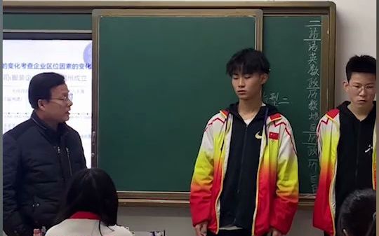 俩男生吵架被班主任罚手牵手，还要求十指相扣！一连串“指令”让班里瞬间炸了锅……