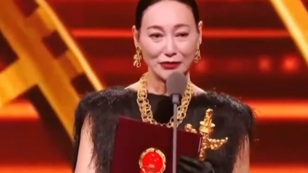 “我们中国人是硬骨头，不怕任何困难！”惠英红成华表奖首位中国香港影后，落泪哽咽发言：我会一直演下去