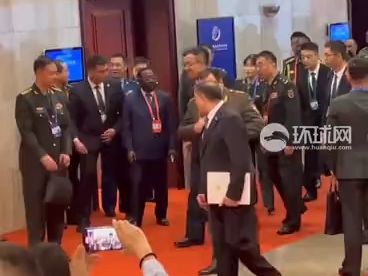 北京香山论坛开幕式前，国防部长董军进入会场