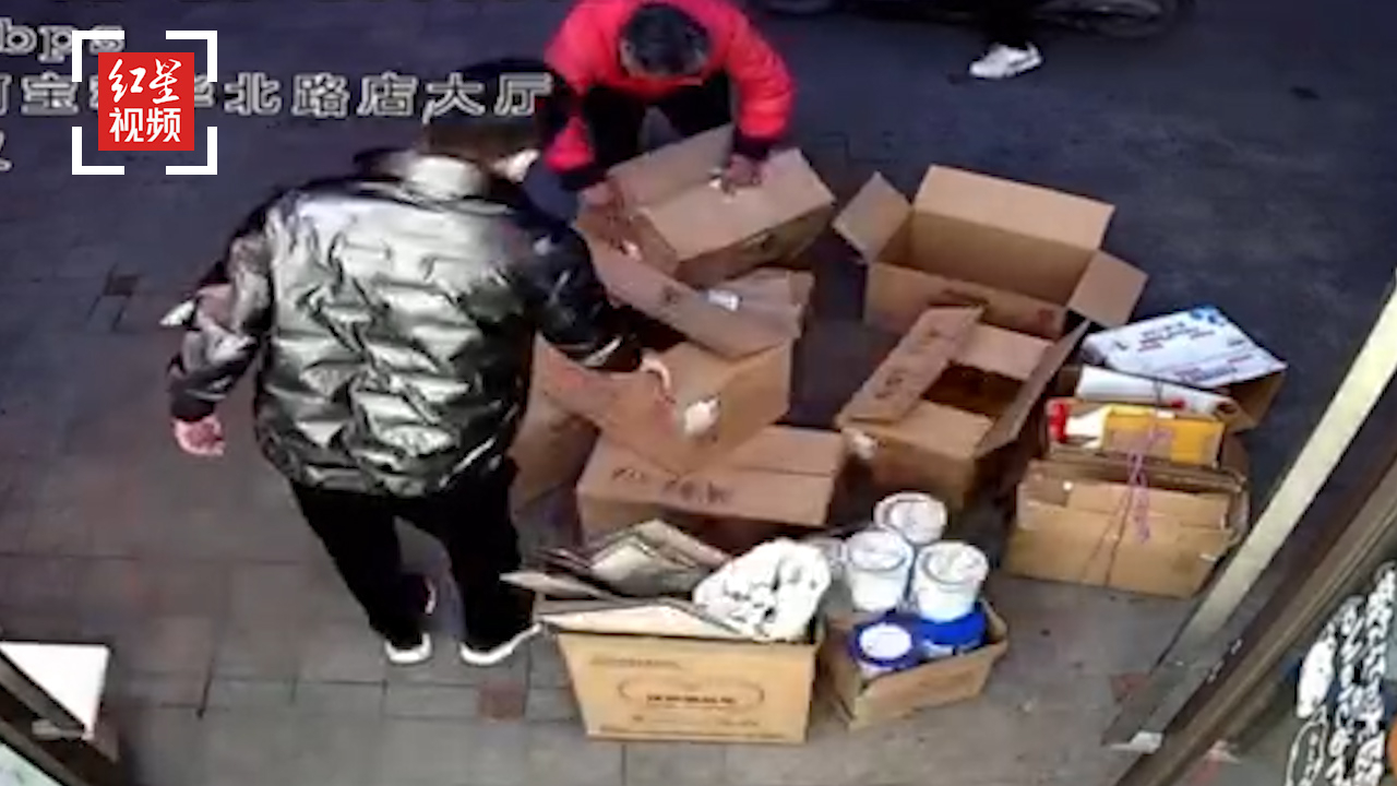 店家送老人废弃纸箱 老人卖了23元欲归还20
