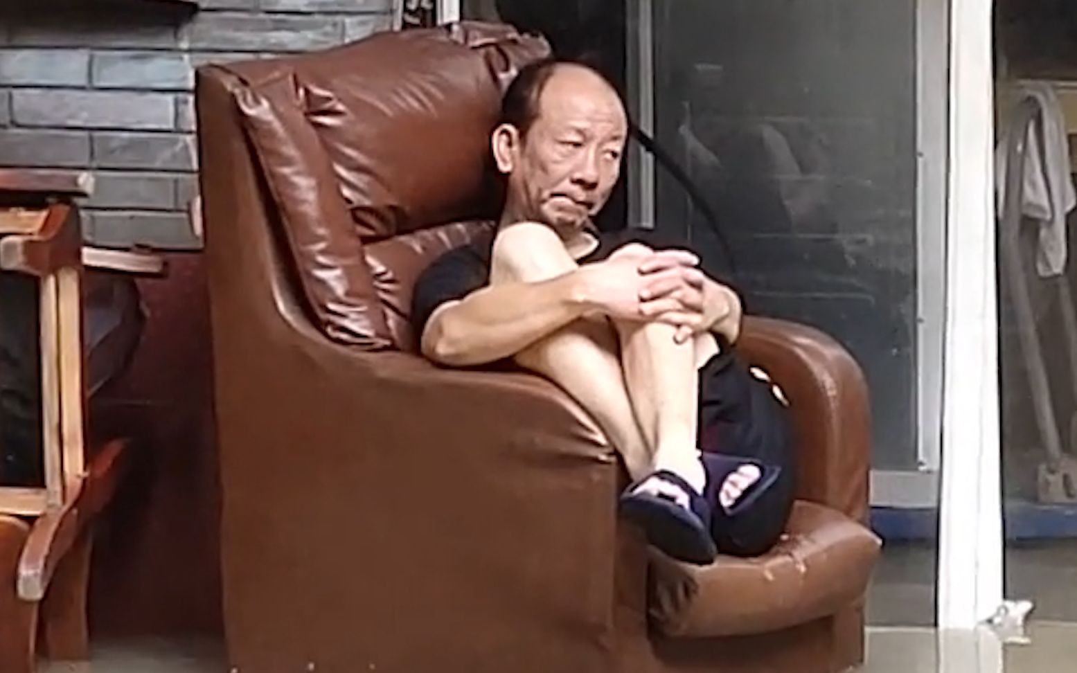 洪水淹到小腿肚 重庆大叔缩家门口沙发上“看海” 网友：凄凉又好笑