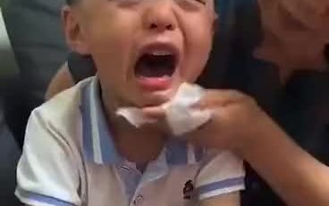 男乒决赛樊振东不敌马龙，小男孩暴风哭泣为他加油。