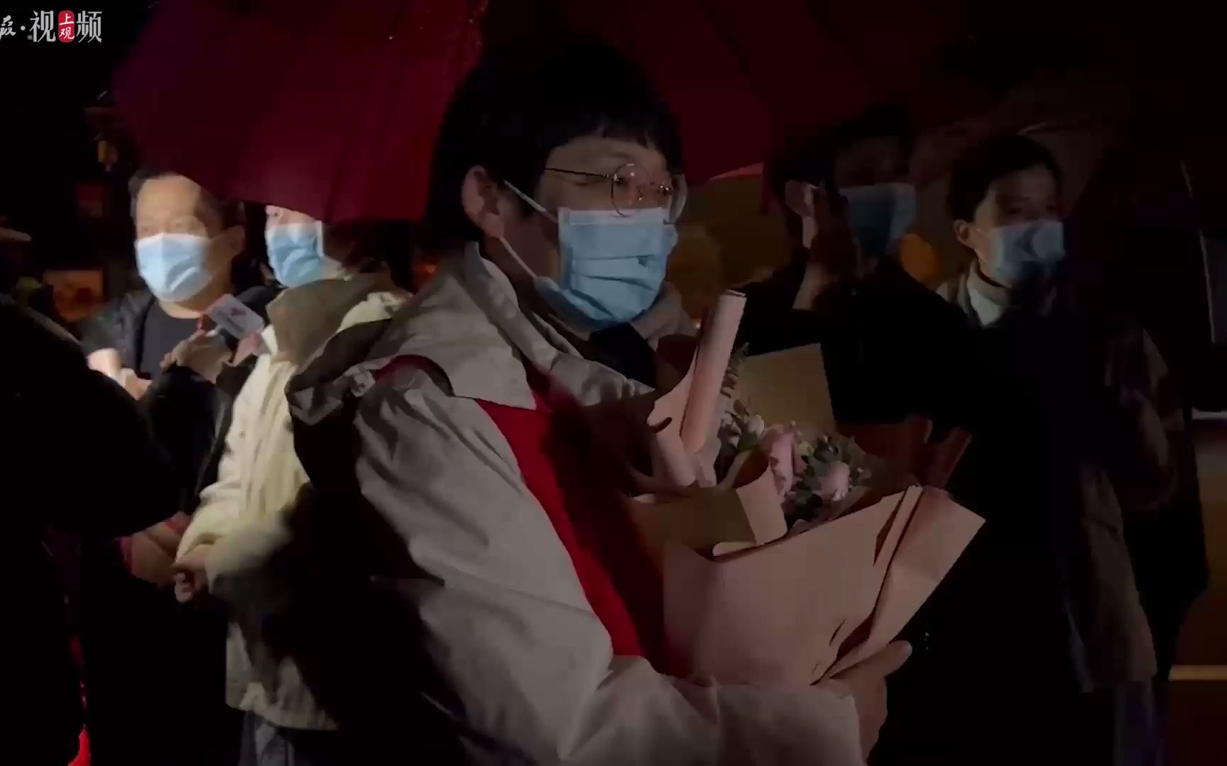 直击雨夜解封现场！上海浦东又一中风险小区降级