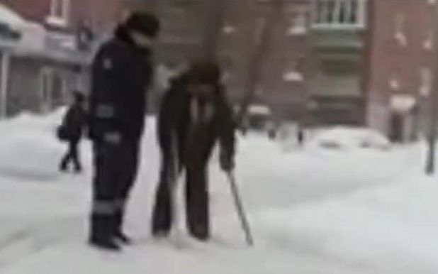 当路面结冰，战斗民族的警察叔叔是这样帮老人过马路的