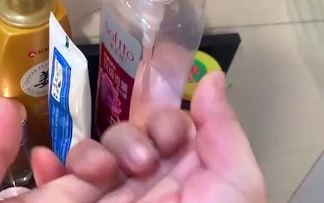 男子和老婆吵架输了，偷偷拧紧老婆护肤品瓶盖，最后大呼：这个绝