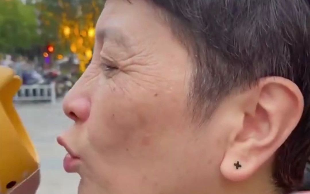 女儿给妈妈买了个杯子，妈妈却笑到失声，网友：这个设计确实有点问题