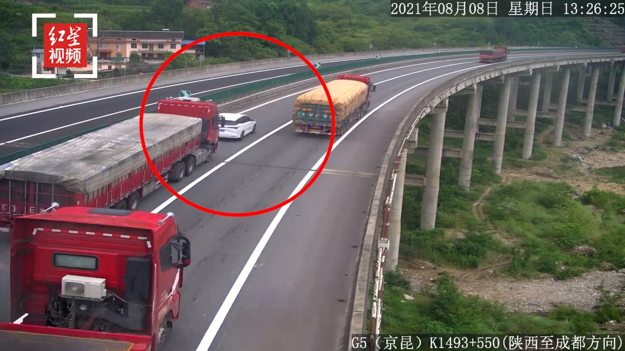 高速上开斗气车 两车互相别车三次后发生事故 两司机被拘留5天