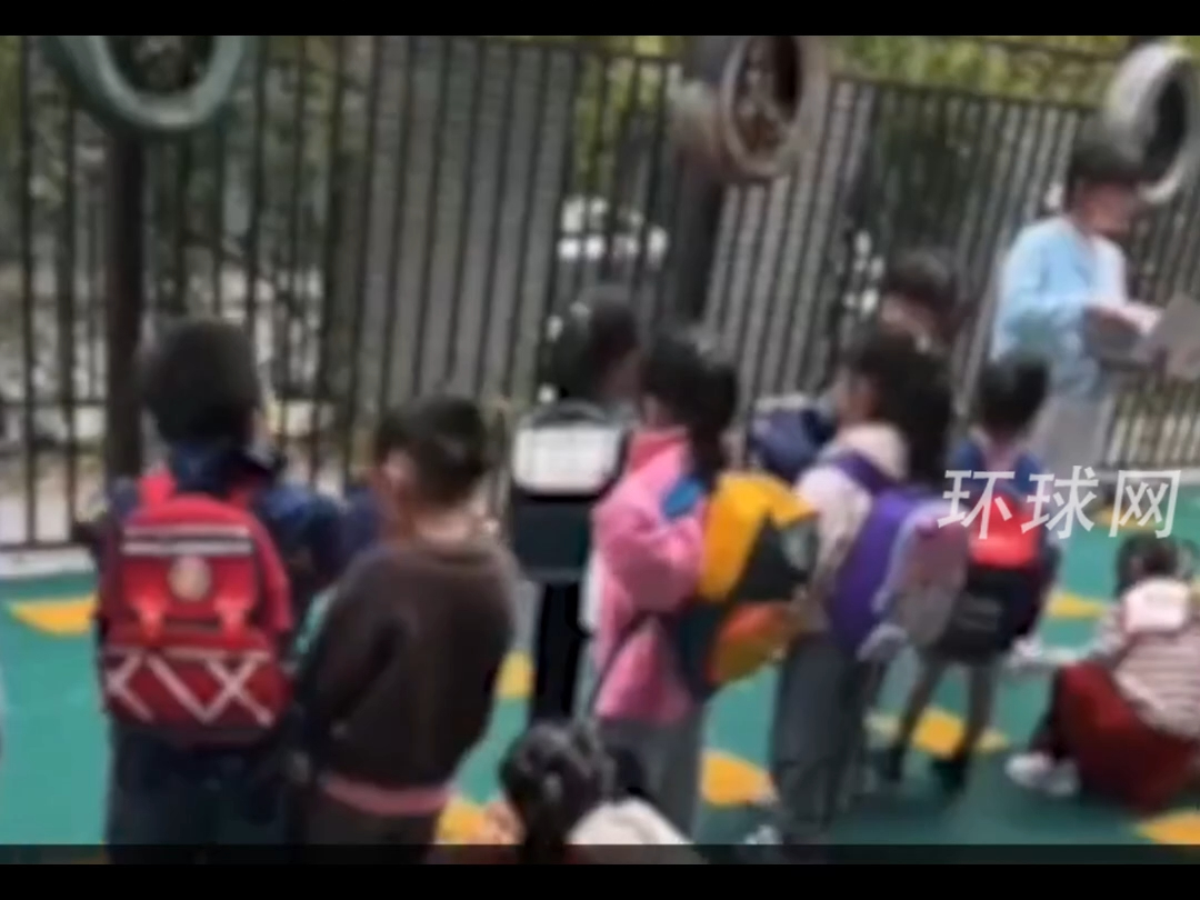 幼师将书本扔地上让孩子捡，园长回应：她嗓子痛叫孩子不听，已检讨