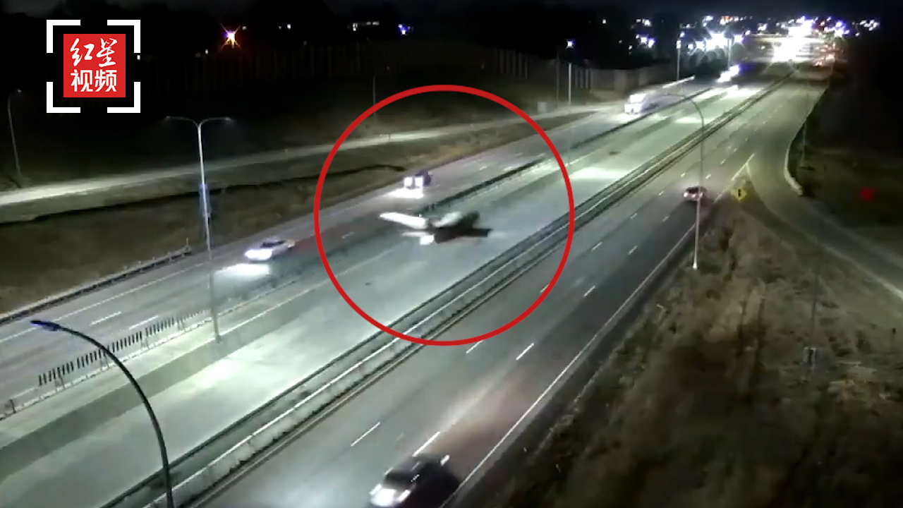 惊险瞬间！美国一架小飞机迫降高速公路，撞上汽车