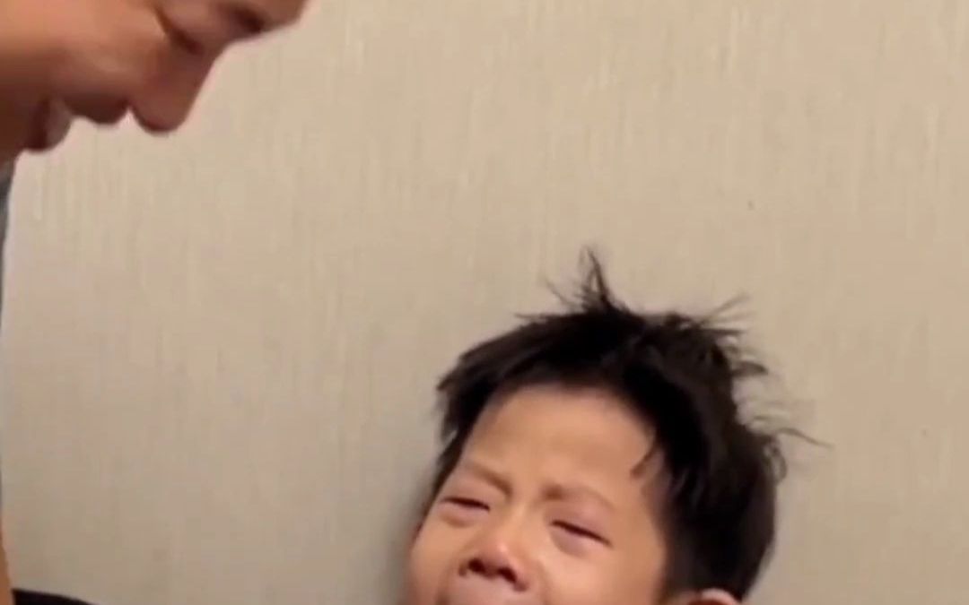 5岁孩子把鞋偷偷藏卧室，爸爸发现后拿出去他大哭，翻开鞋垫秒懂