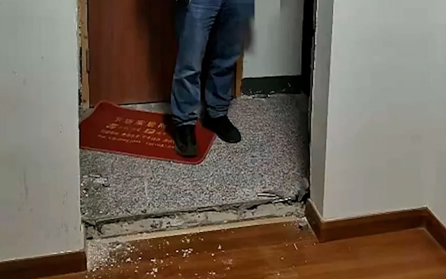 男子下班回家发现防盗门被偷气得大喊“笑话” 结果是邻居卸错门