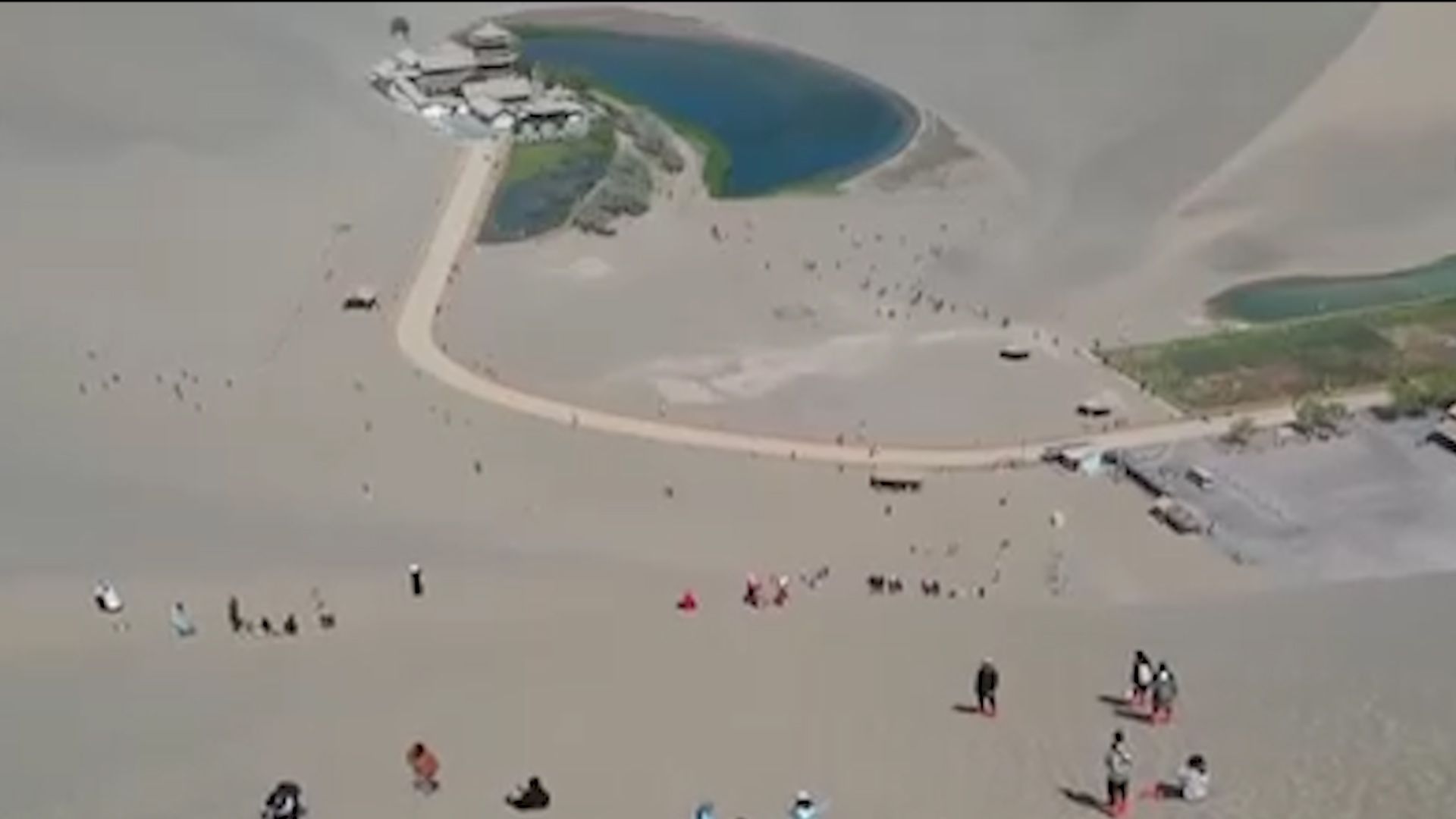 甘肃敦煌景区多举措迎大客流：一票游三天 骆驼换上营养餐