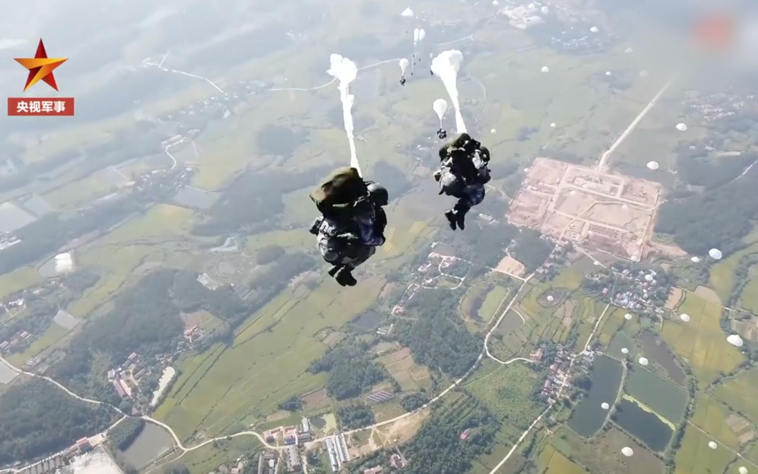 超燃！空降兵合成旅野外实训画面