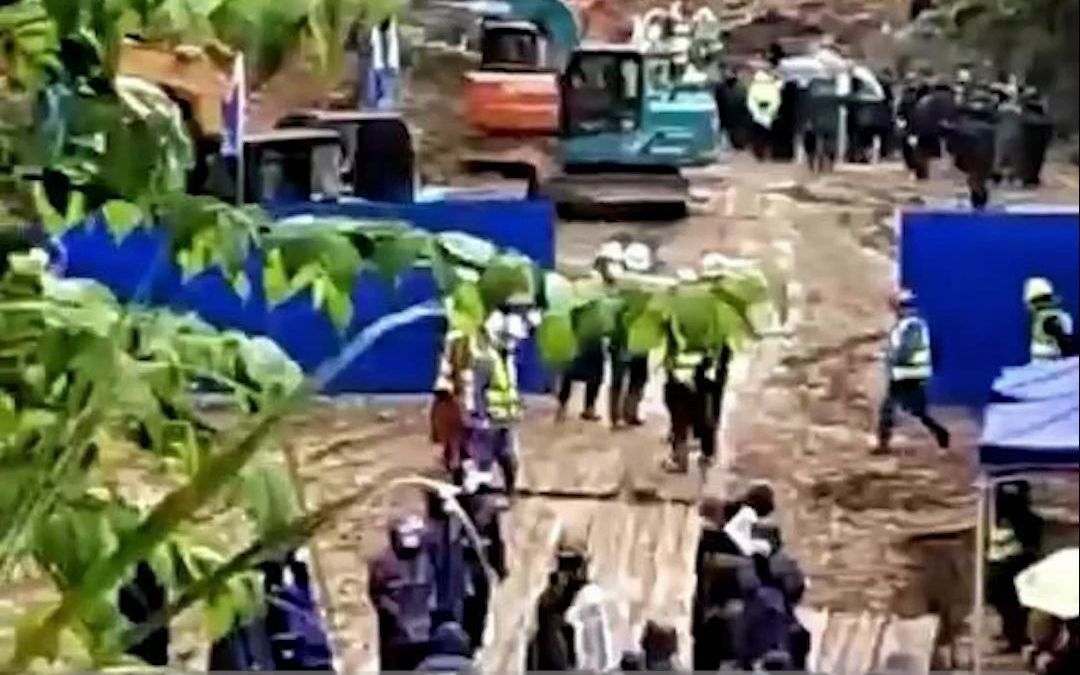 部分旅客家属进入坠机现场，有人不断呼喊“接你回家”