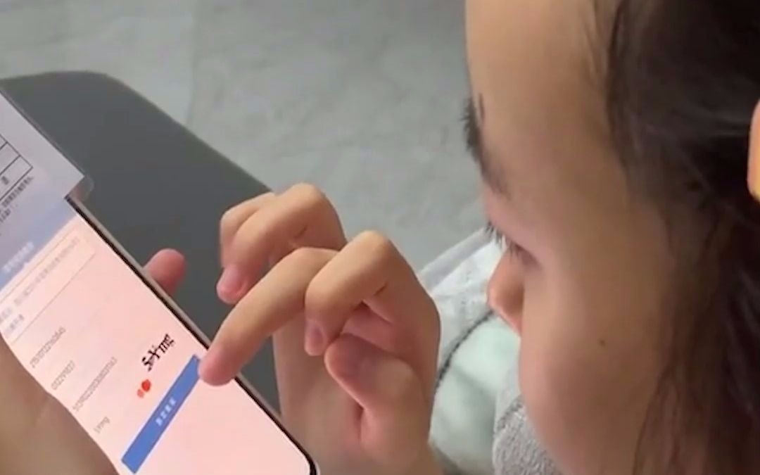 女生点开高考成绩不敢相信 用手捂住 再次确认后喜极而泣 网友：跟着看哭了！恭喜！
