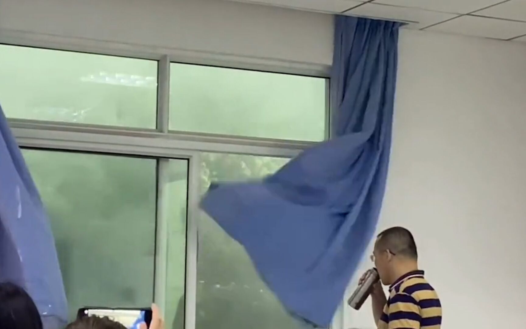 湖北一高校老师窗边淡定喝茶看狂风暴雨 网友：经历过大风大浪