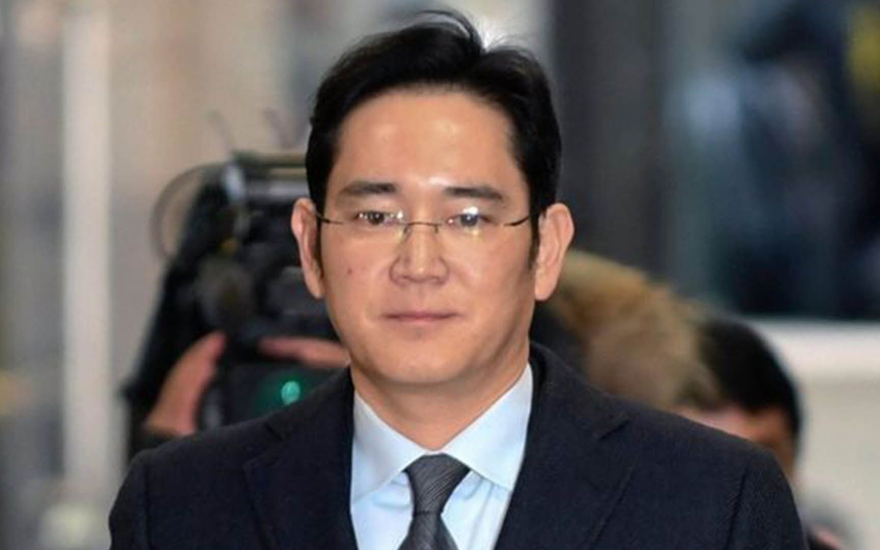 三星掌门人李在镕获刑2年半 当庭被捕