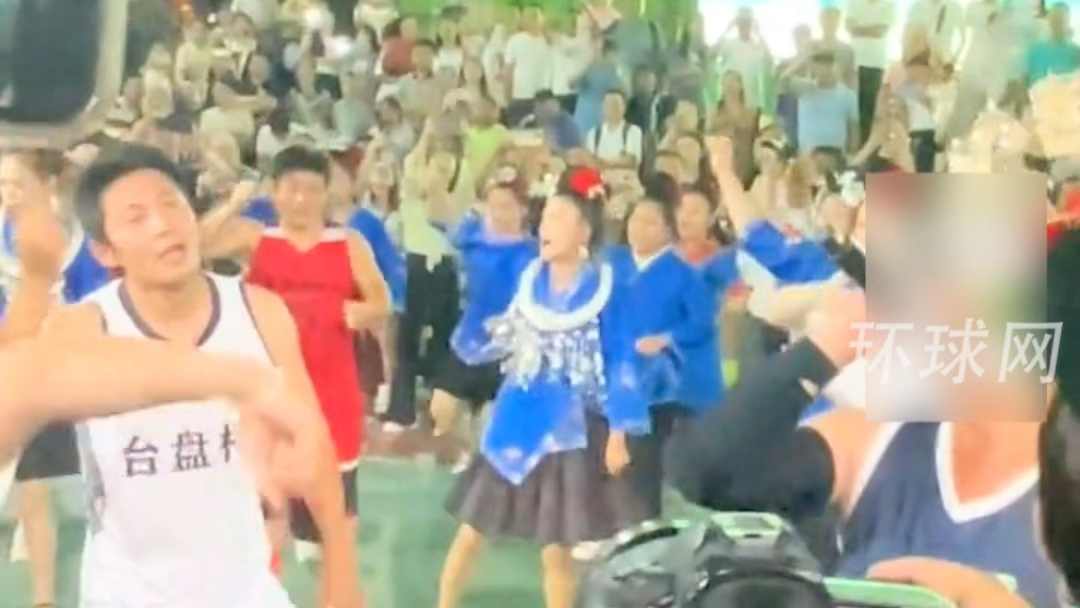 村BA现场万人蹦苗迪，撒贝宁从嗨到爆到逐渐失去体力