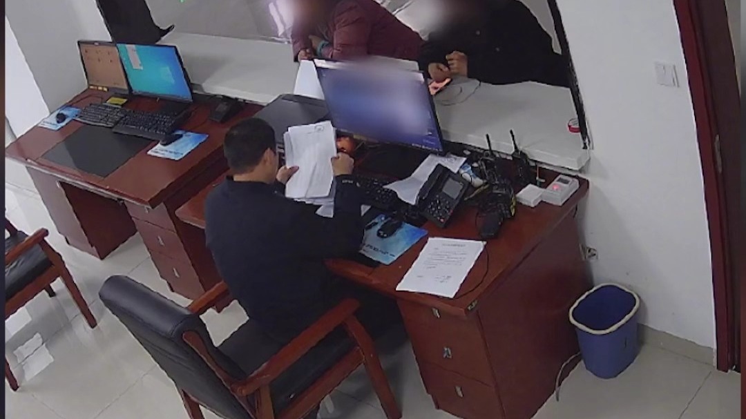 13岁男孩1个月花光全家4.3万积蓄：2万充值王者荣耀，曾一口气买三部手机两部送同学