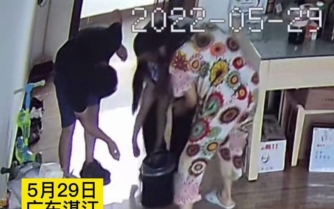 女儿卡住窒息，妈妈临危不乱，海姆立克急救法施救
