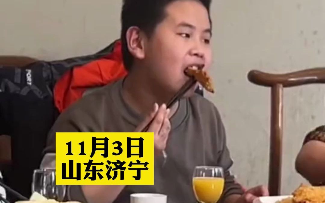 男孩考试进步终于及格了，爸爸摆宴席庆祝:每个普通的孩子都值得被鼓励
