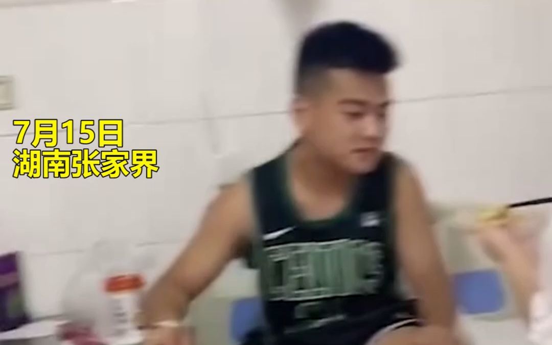 女子陪男友去打针，打吊针时男友坐凳子上，女友举动让网友不淡定