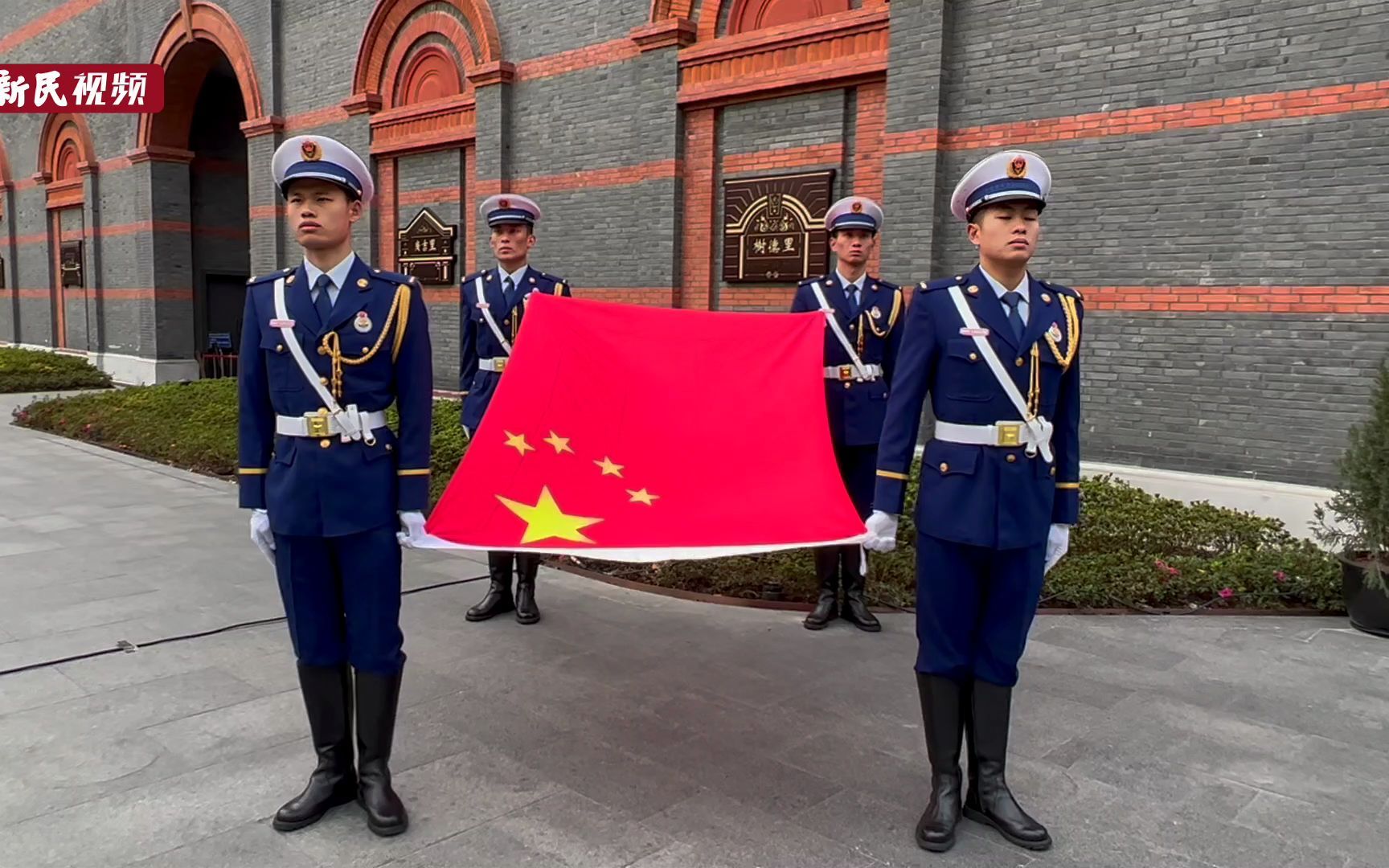 这场庄严肃穆的升旗仪式今天在一大广场举行 此后将成为每日标配