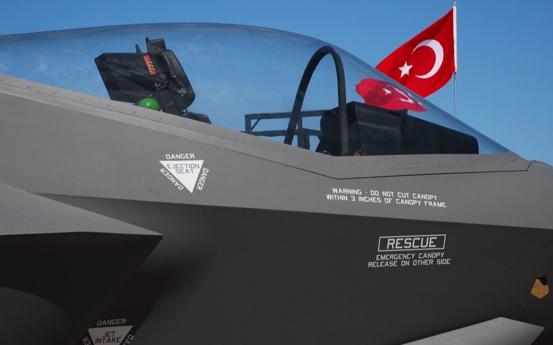 F-35不给土耳其了！美国空军决定买下这8架，政客还威胁制裁土耳其