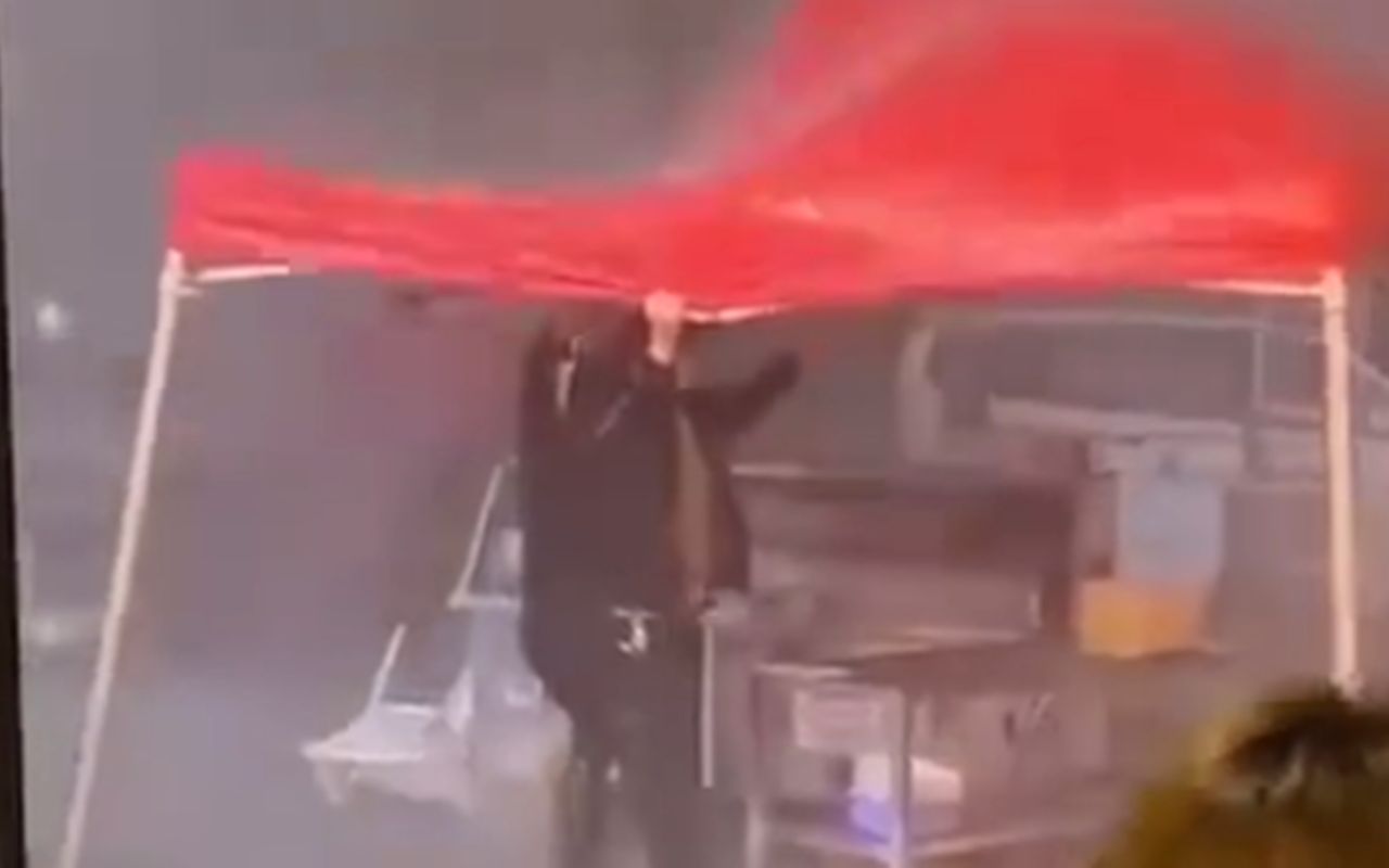 南昌突遇冰雹天气 男子为保护摊位 暴雨中紧拽帐篷不肯放手